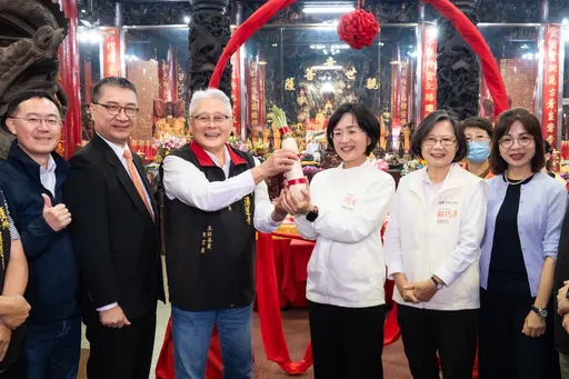 蔡英文陪蘇巧慧參拜讚「首位新北女市長」　前國民黨中評委陳宏昌送菜頭相挺
