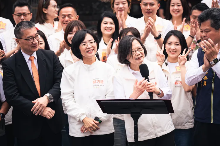 蔡英文現身力挺蘇巧慧，盼她高票當選，成首位新北女市長。競辦提供