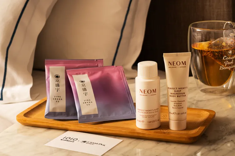 入住贈英國皇室御用有機香氛品牌NEOM「Oh Mg！舒緩恬睡雙件組」乙組，以薰衣草、洋甘菊與廣藿香香氣，開啟夜間放鬆體驗。板橋凱撒大飯店提供