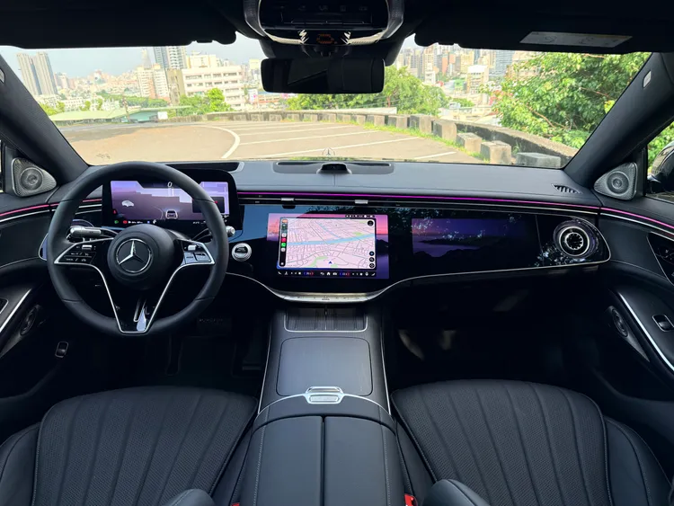 車內換上MBUX Superscreen數位座艙，整合14.4吋中央螢幕與12.3吋副駕駛螢幕，搭配獨立數位儀表，科技感明顯提升。林浩昇攝
