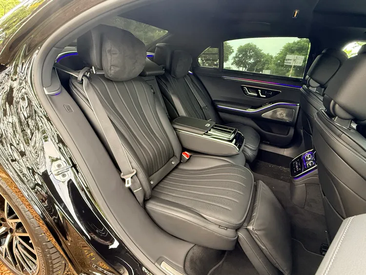 Exclusive車型標配後座豪華舒適套件，右後座可透過椅背調整與電動腿托，提供接近躺臥的乘坐姿勢。林浩昇攝