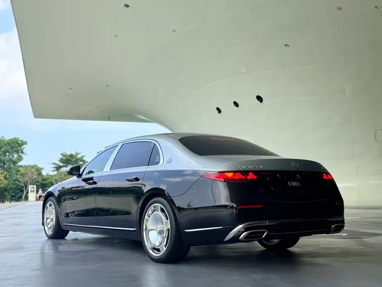 Mercedes-Maybach S 580車尾延續S-Class優雅沉穩的設計風格，搭配精緻鍍鉻飾條與專屬Maybach銘牌，低調中仍展現頂級豪華旗艦的尊榮氣勢。林浩昇攝