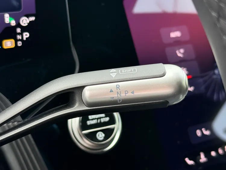 S-Class延續Mercedes-Benz慣用的方向機柱式電子排檔設計，操作直覺，也讓中央鞍座騰出更多置物與操作空間。