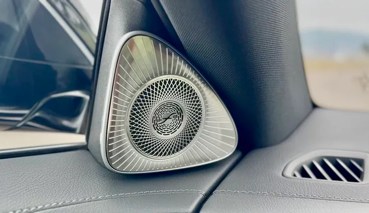 標配Burmester 3D環場音響，透過15具揚聲器與710瓦輸出，提供符合旗艦定位的車室聆聽體驗。林浩昇攝