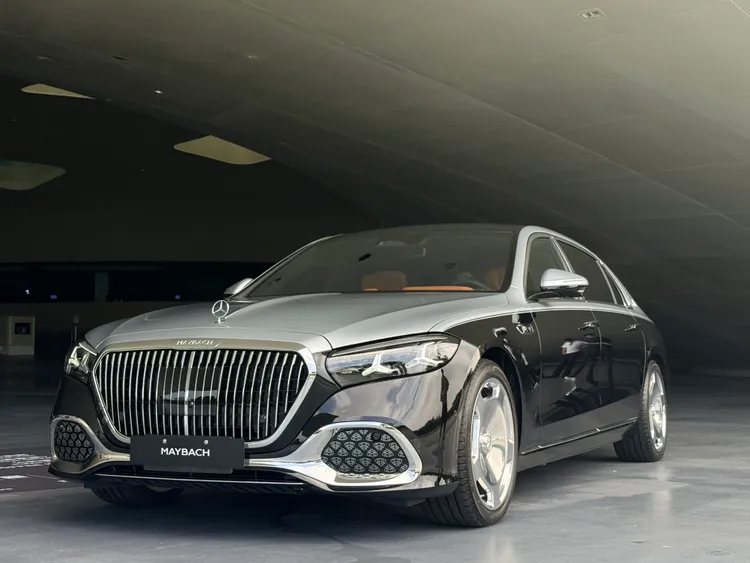 Mercedes-Maybach S 580以專屬雙色車漆、直瀑式鍍鉻水箱護罩及經典鍛造輪圈，展現比一般S-Class更鮮明的頂級豪華氣勢。林浩昇攝