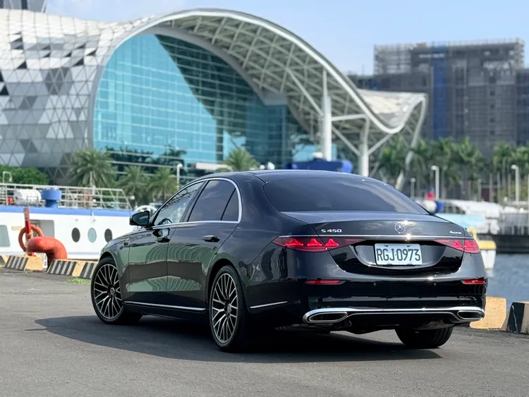 小改款S-Class維持修長優雅的旗艦房車比例，車長5304mm、軸距3216mm，充分展現大型豪華房車的氣勢。林浩昇攝