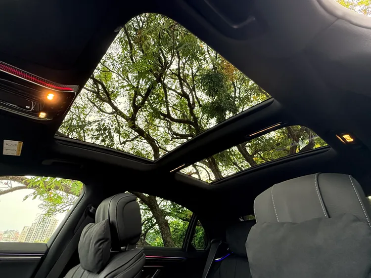 S 450 4MATIC L Exclusive採前後雙片式全景天窗設計，讓前後座乘客都能享有更開闊的車室視野與採光，也為豪華座艙增添通透感。林浩昇攝