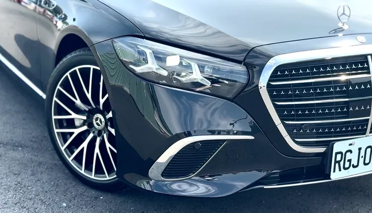 車頭水箱護罩面積增加約20%，搭配發光外框與新世代DIGITAL LIGHT數位頭燈，成為改款後最鮮明的外觀特徵。林浩昇攝
