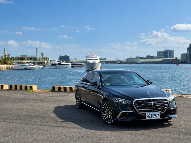 S 450 4MATIC L Exclusive兼顧後座豪華享受與駕駛操控，展現S-Class不只是專人接送座駕，也能滿足車主親自駕駛的需求。林浩昇攝