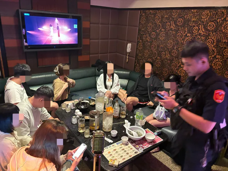 警方擴大臨檢。中壢警分局提供