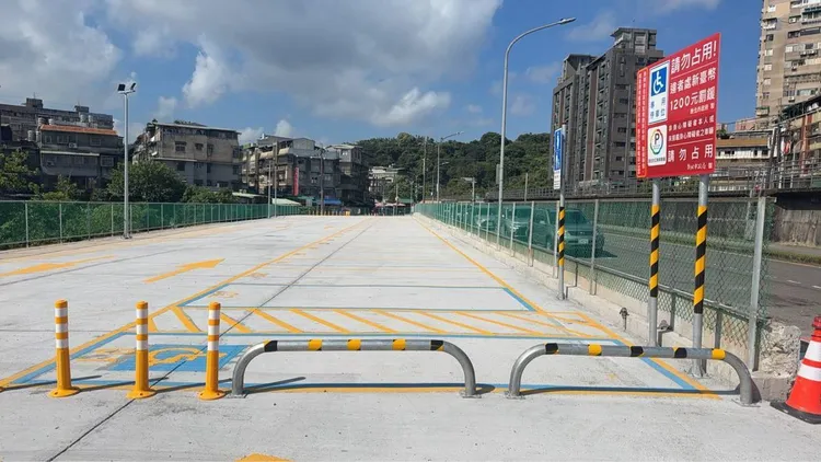 張錦豪表示，新闢停車場共為橫科地區增加47格汽車停車位，11月9日啟用後將免費試停。翻攝照片