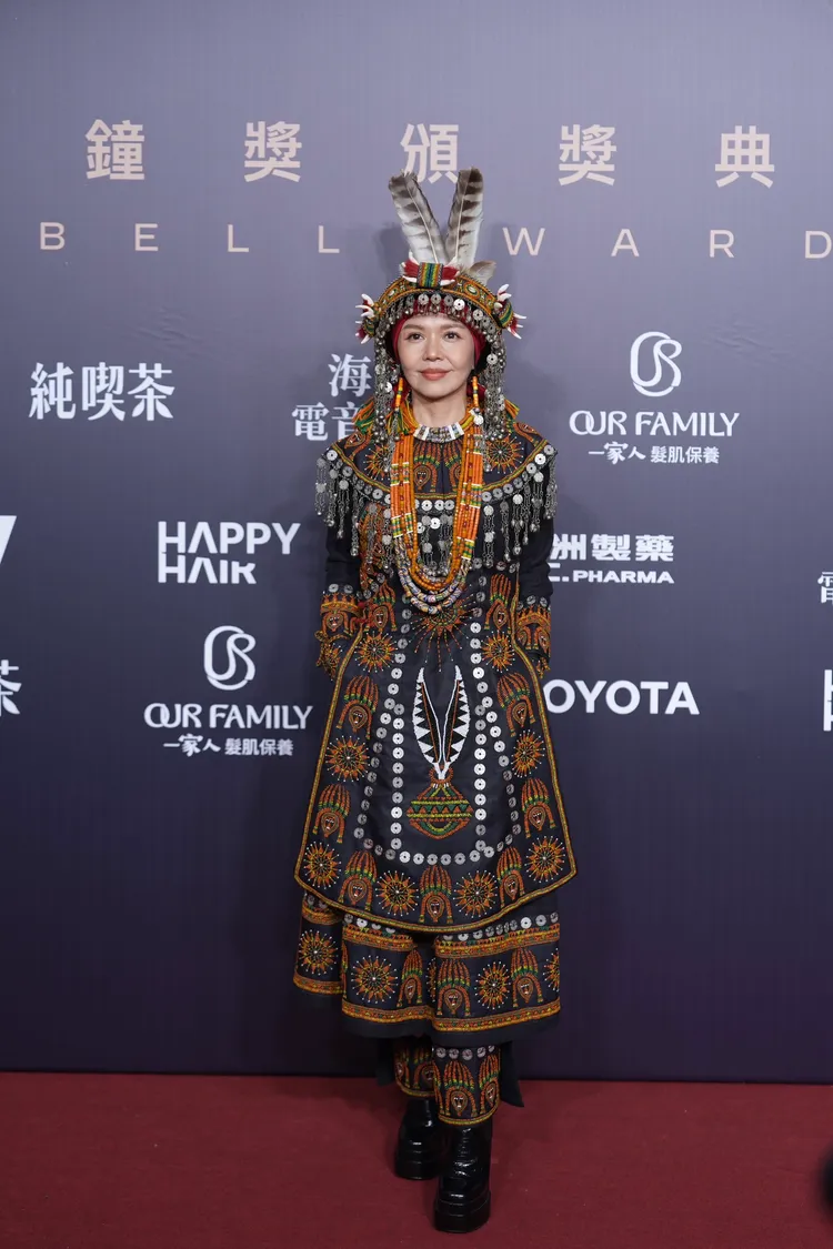 于子育穿上訂製排灣族大禮服。攝影中心攝
