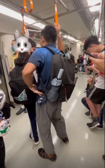 1名噁男一直緊貼女學生背後，被民眾喝止。翻攝agkdgji1467＠Threads