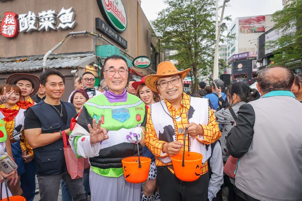 「府中搞什麼鬼」萬聖節活動 李四川、侯友宜化身巴斯+胡迪驚喜現身