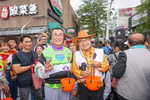 「府中搞什麼鬼」萬聖節活動　李四川、侯友宜化身巴斯+胡迪驚喜現身