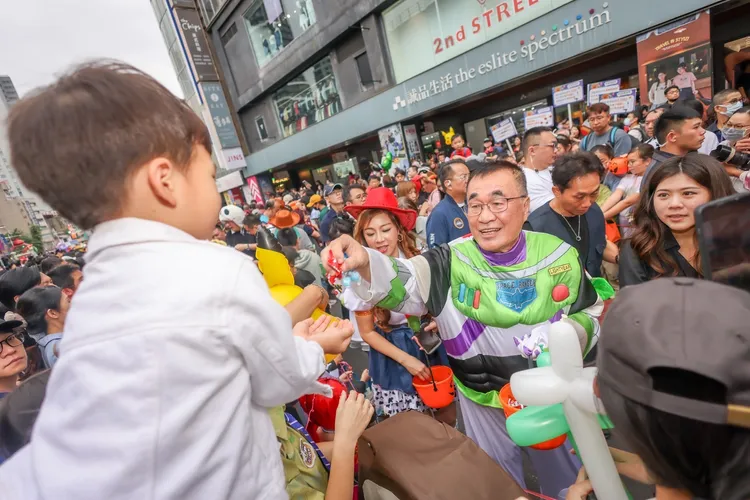 李四川沿街向大小朋友分享糖果。翻攝畫面