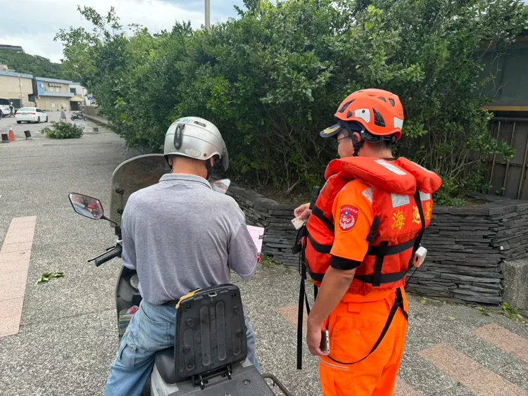 海巡人員查獲闖入公告警戒區域的民眾。翻攝畫面