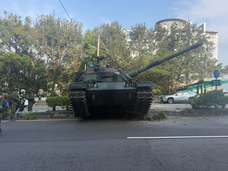 戰車衝撞分隔島。民眾提供