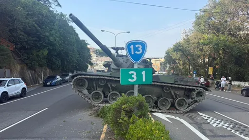 撞擊畫面曝光！陸軍CM11戰車台13線自撞分隔島　疑煞車系統故障