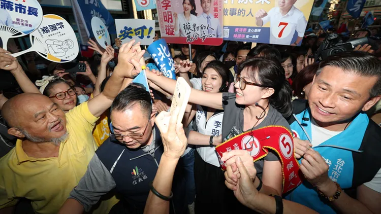 蔣萬安夫人石舫亘（前右2）、台北市議會議長戴錫欽（前右）今天下午到永春市場掃街拜票，受到民眾熱烈歡迎。中央社