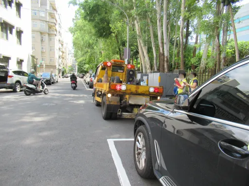 欠稅款14萬餘元逾期未繳　進口車被查封拖吊火速清償