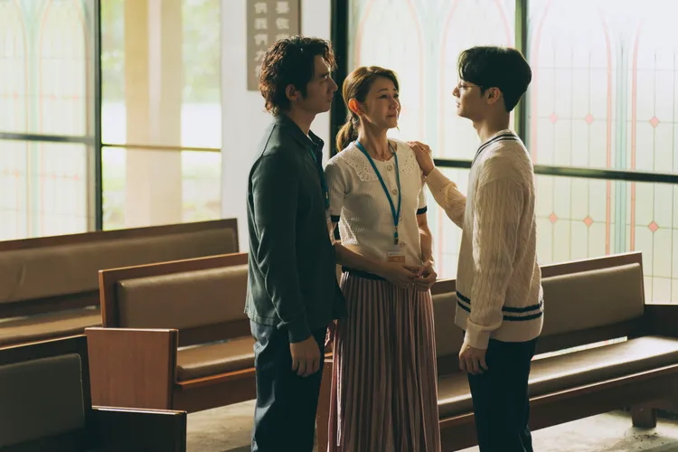 （左起）温昇豪和周幼婷此次飾演劉修甫的父母。時創影業提供