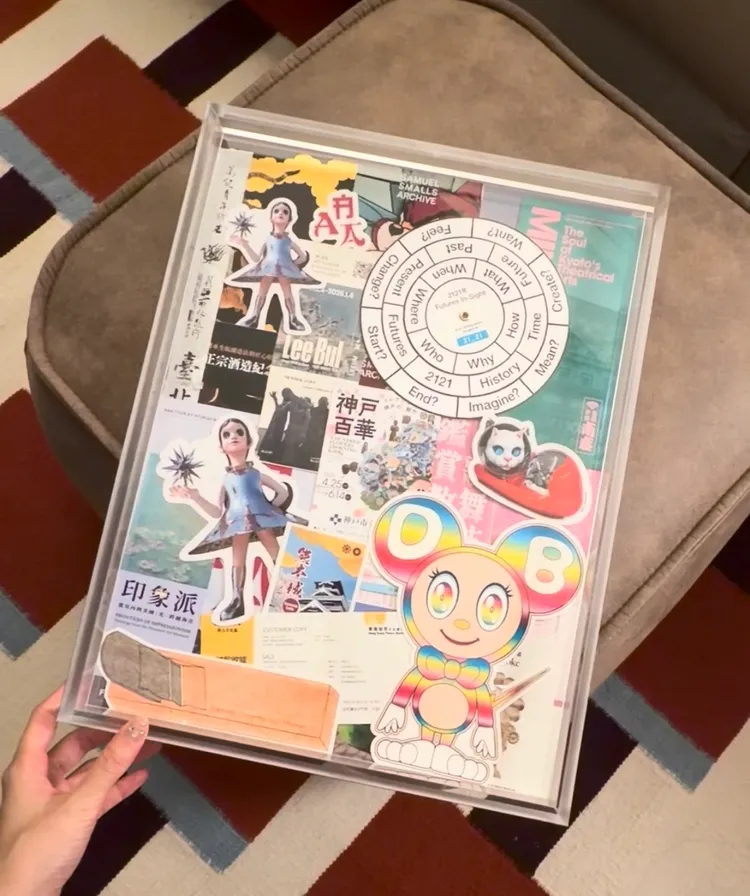 「伊登壓克力畫框」雙面透明結構超適合用來製作近期流行的Memory Box，拍立得、機票、展覽票根、小卡片都能自由疊加。業者提供