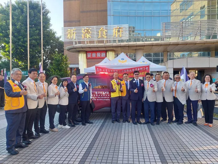 鐿豐食品與新北市遠東獅子會捐贈活動大合照。翻攝畫面