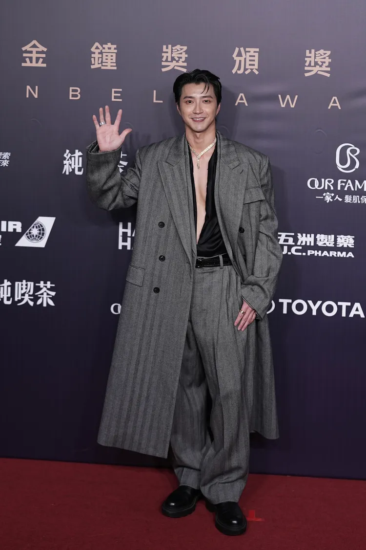 江宏傑以大衣、深V襯衫帥翻全場。攝影中心攝