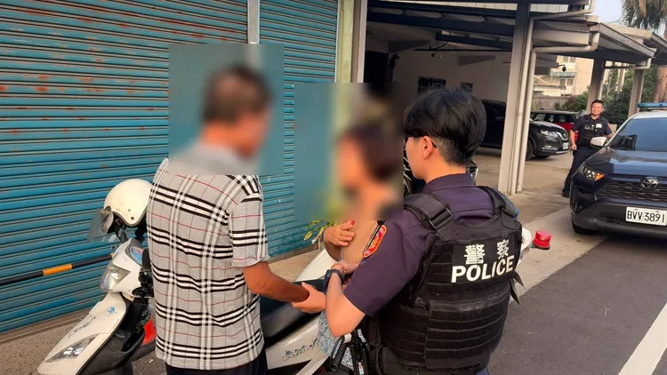 警員護送老翁返家。平鎮警分局提供