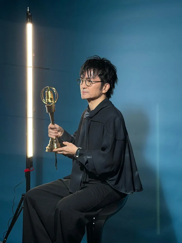 唐從聖特別以一身黑色造型向學生時代演出《小王子》的自己致意，見證20多年來始終不曾改變的表演初心。菊子娛樂提供