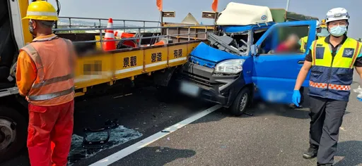 小貨車國道追撞工程車　夫妻1死1傷