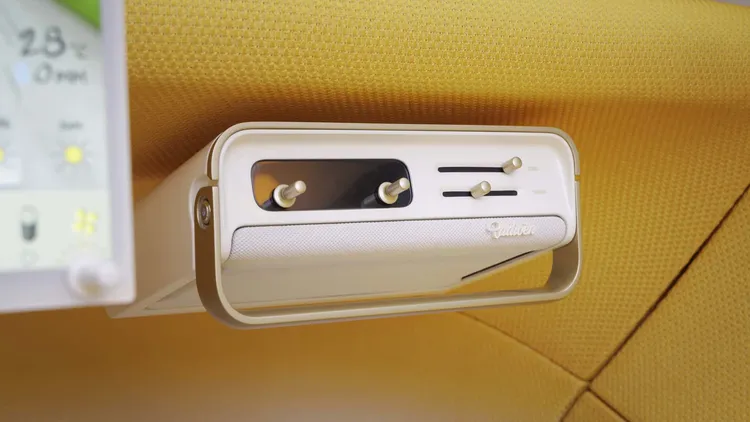 車內配備名為Radioën的可拆式音響，取下後可當作隨身喇叭使用，將車內娛樂設備延伸至車外，也成為新世代2CV最具特色的實用設計之一。原廠照片