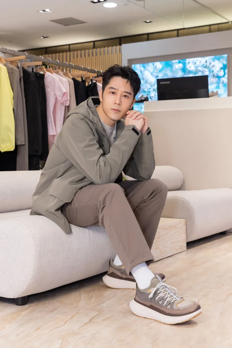 胡宇威穿著ECCO與White Mountaineering的聯名BIOM 2.2 MAX運動休閒鞋。品牌提供