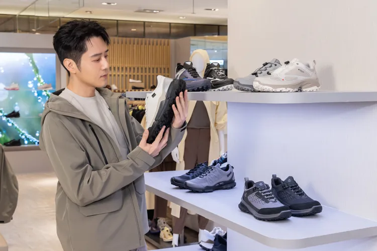 胡宇威搶先逛起ECCO全新店裝。品牌提供