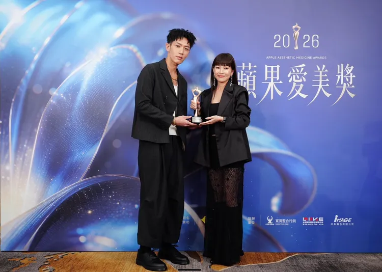 壹蘋新聞網創辦人夫人張芝瑋（右）代表主辦單位，頒獎獎盃給「愛美獎大使」柯震東。攝影中心攝