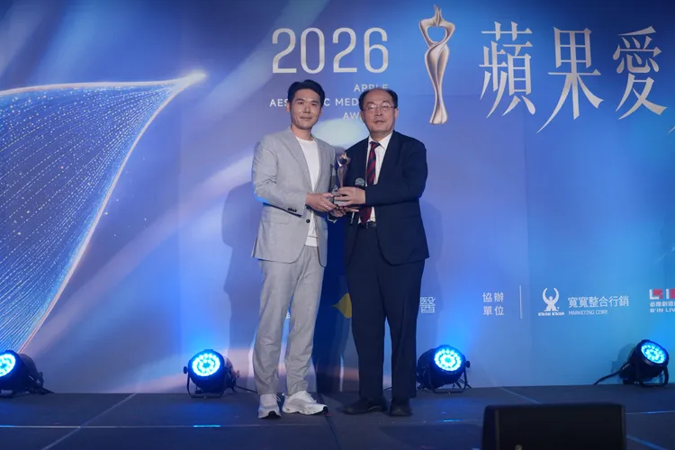薛博仁（左）自恩師李飛鵬手中拿下「年度特別貢獻獎」。攝影中心攝