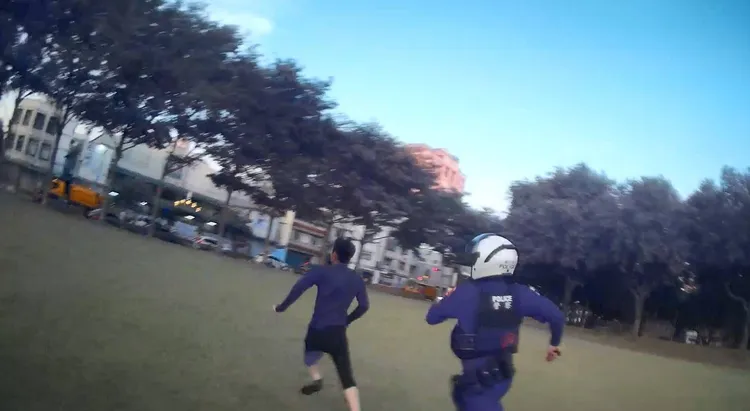 警員飛撲壓制落跑移工。桃園警分局提供