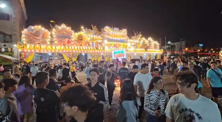 高空煙火疑似「膛炸」變低空爆炸，不排除是受到風勢影響。民眾提供