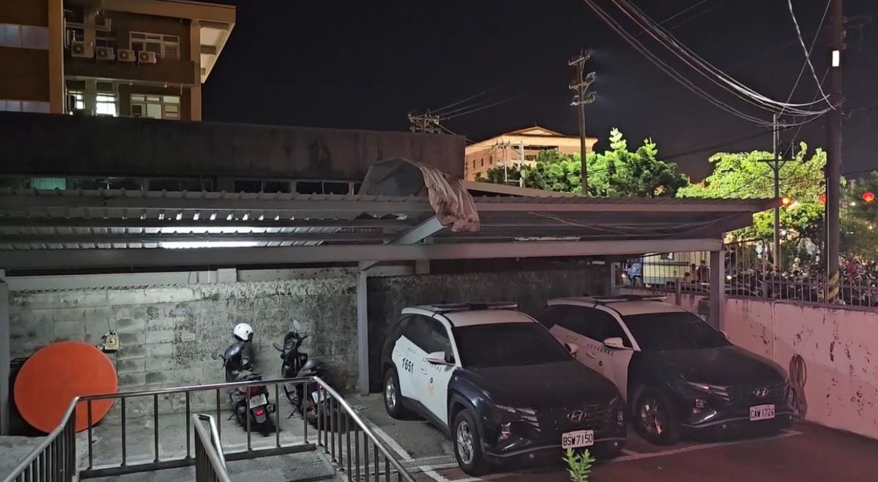 颱風惹的禍?台南灣裡萬年殿高空煙火墜落 派出所車棚炸出大洞
