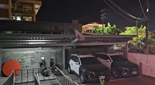 颱風惹的禍？台南灣裡萬年殿高空煙火墜落　派出所車棚炸出大洞