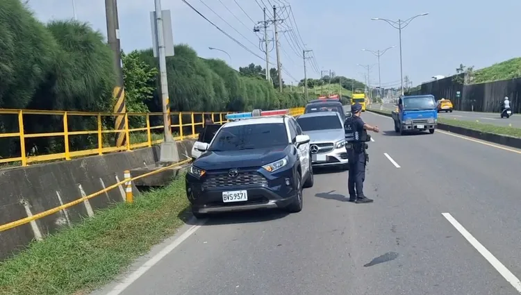 仁武區水管路三段一名男子跌落水溝，已失去生命跡象。翻攝畫面