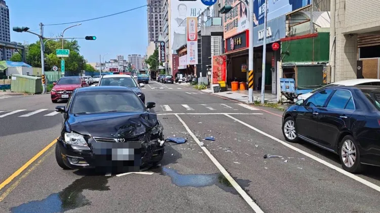 劉男肇事後落跑，在巷弄內被優勢警力逮捕，還在車上起出兩包安非他命，罪上加罪。民眾提供