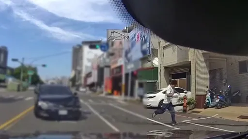 毒品通緝犯見警就跑！闖紅燈拒檢撞停等車　棄車狂奔仍被逮