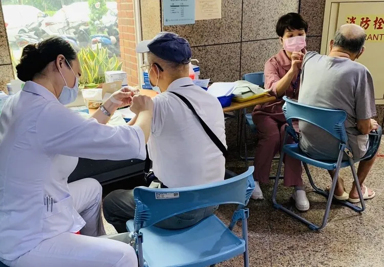 民眾接受公費成人預防保健、癌症篩檢及疫苗接種可累積健康幣。資料照