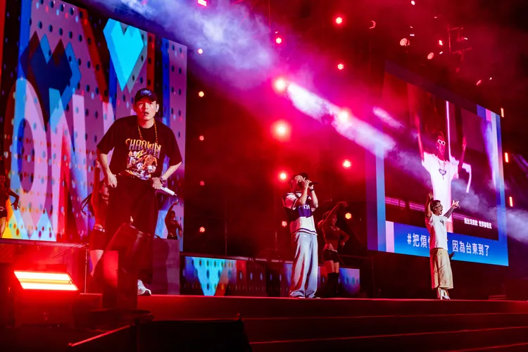 玖壹壹以經典歌曲掀起全場高潮。台東縣政府提供