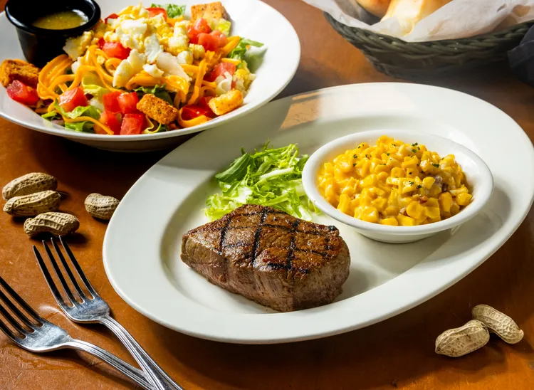 Texas Roadhouse以鮮切牛排為品牌招牌，持續以「Great Steak, Great Value」帶來兼具品質與價值的豪邁美式餐飲體驗。圖為6oz.火烤德州牛排。開展餐飲集團提供