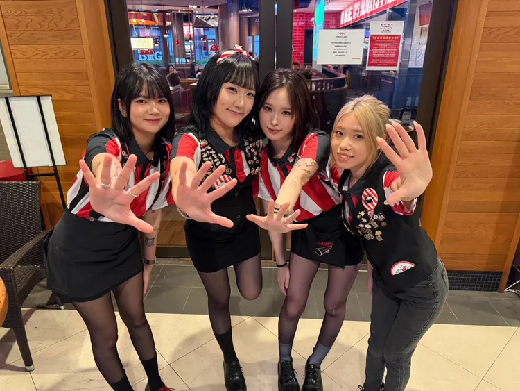TGI FRIDAYS歡慶台灣35週年，重現品牌經典紅白條紋，以熟悉的經典元素喚起消費者的FRIDAYS品牌記憶。開展餐飲集團提供