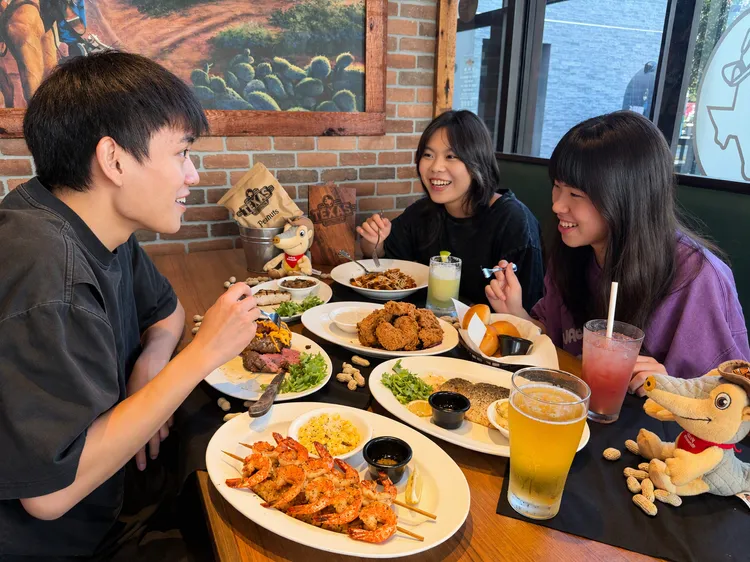 Texas Roadhouse以豪邁美式餐飲體驗陪伴親友歡聚，12週年以更多元的500元主餐選擇，滿足不同聚餐喜好。開展餐飲集團提供