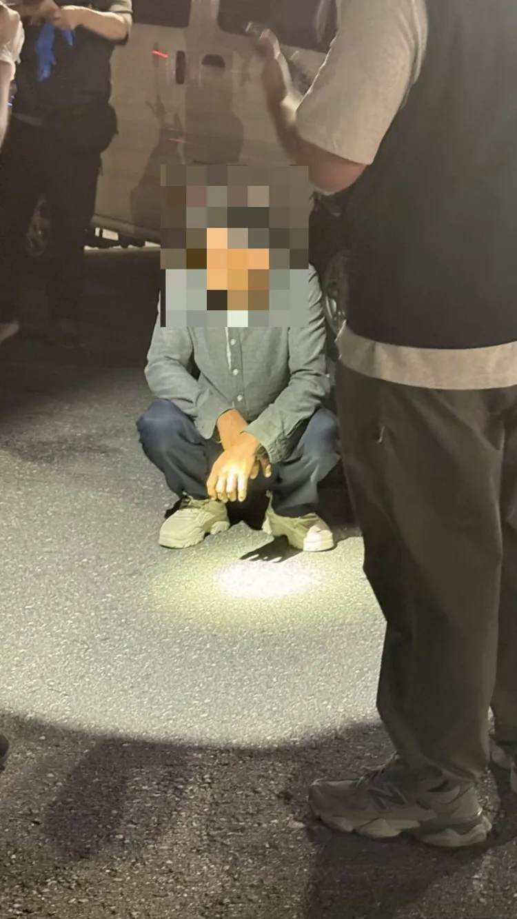 33歲嫌犯遭警制伏在地。警方提供